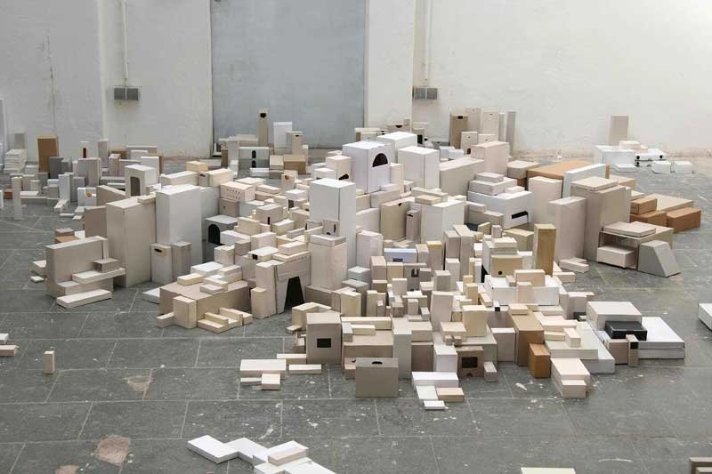 Bild: Silvia Lorenz: Schachtelstadt /city of boxes, 2006 (Installationsansicht Projektraum A43, Berlin